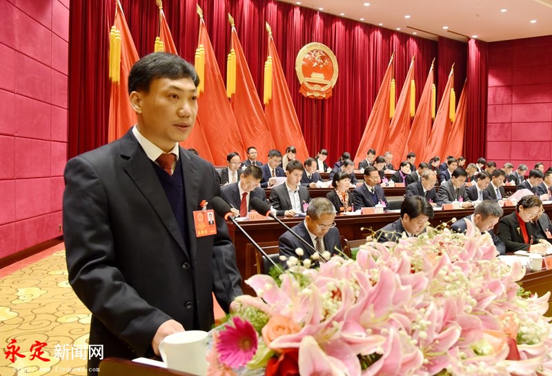 龙岩市永定区人民政府代区长陈荣水作政府工作报告.刘永良 摄.