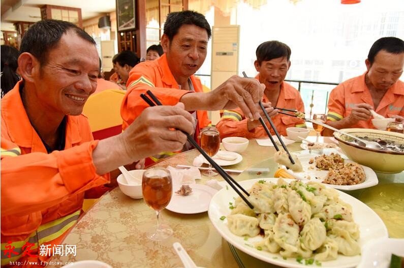 凤凰俱乐部出品fa01:永定区红十字会请200环卫工人免费吃饭过"五一"