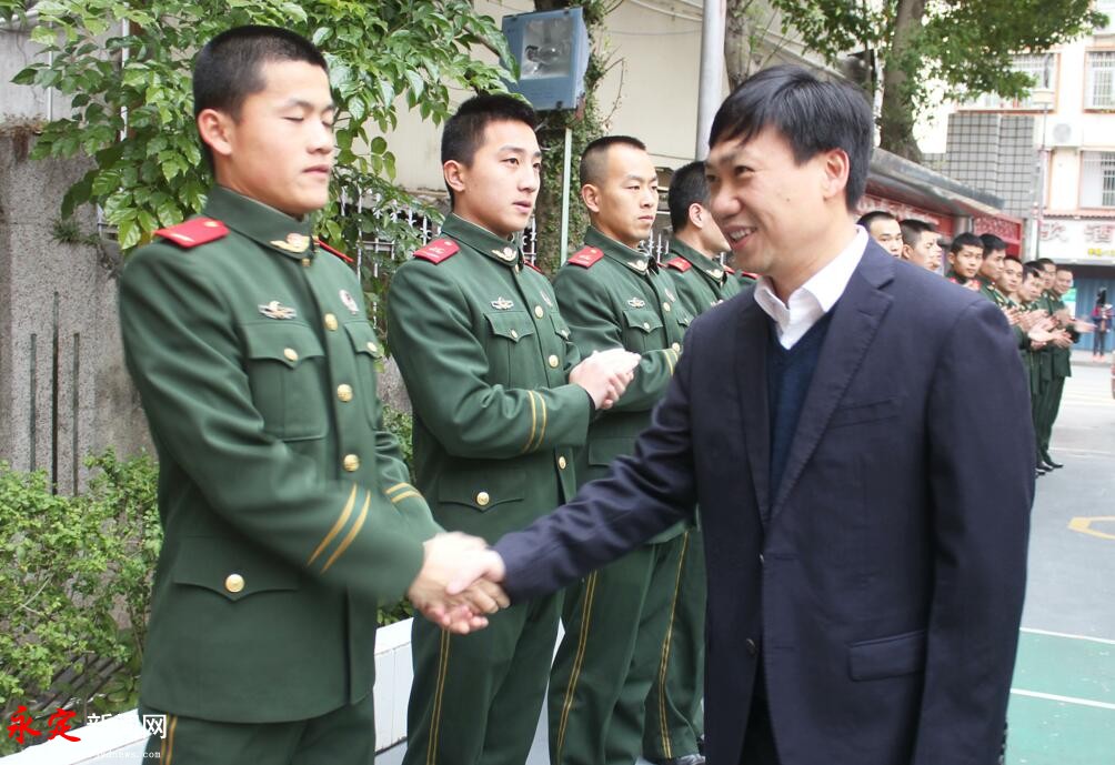 陈荣水与消防官兵亲切握手