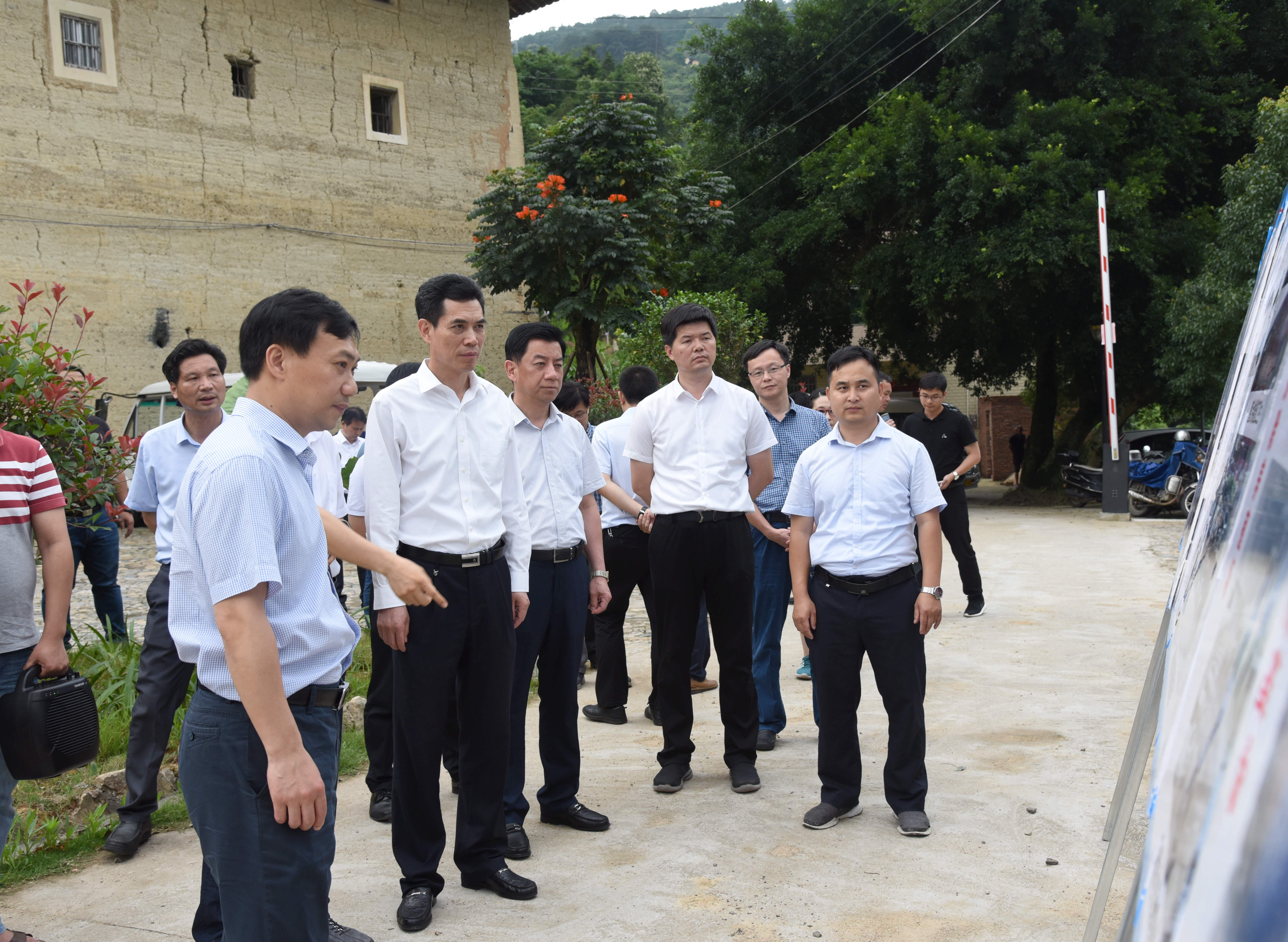 龙岩市领导王龙,张朝阳,永定区领导陈荣水,陈昌,市,区相关单位及乡镇