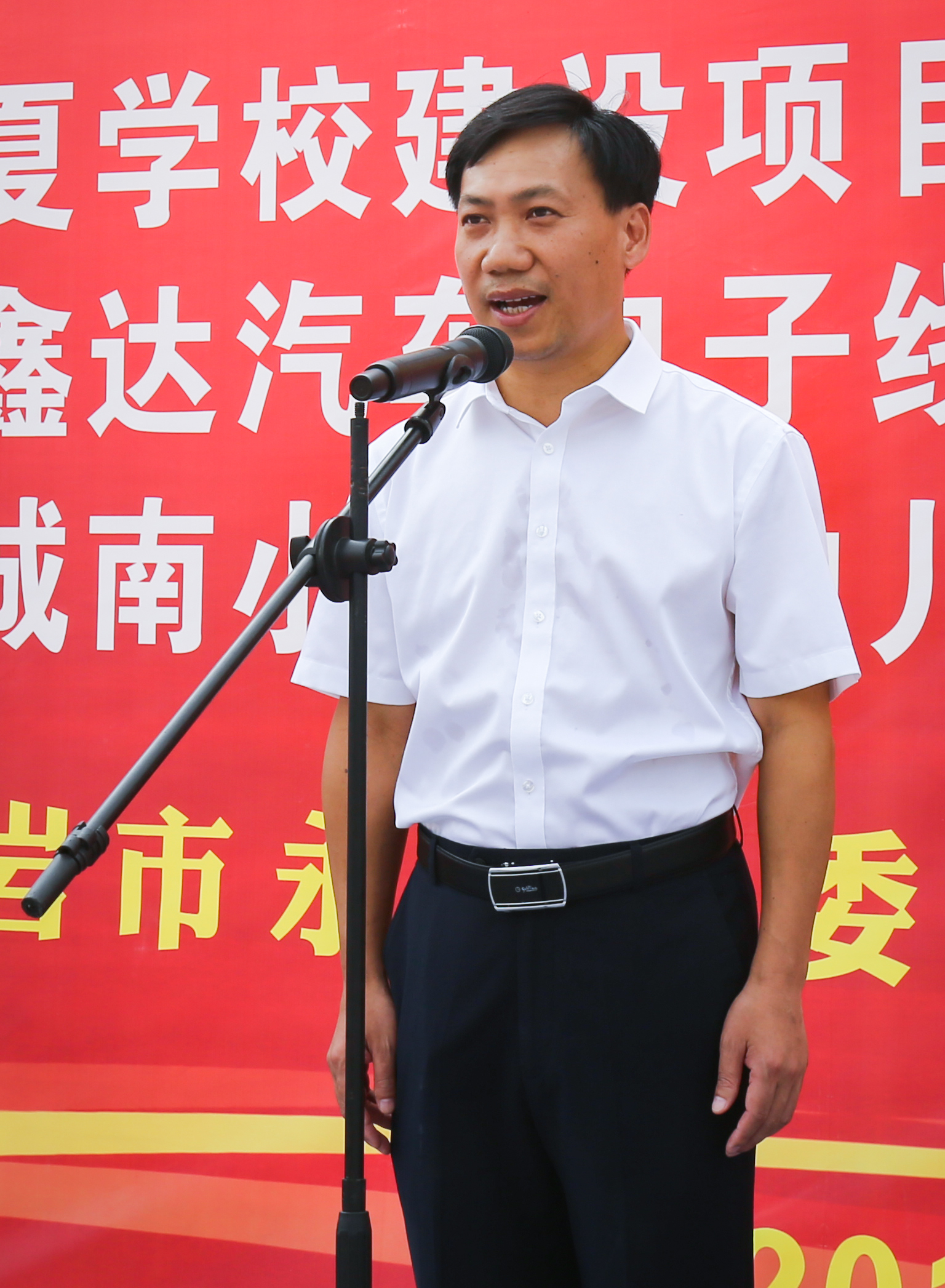 陈荣水宣布8月份项目集中开竣工.马斌 摄
