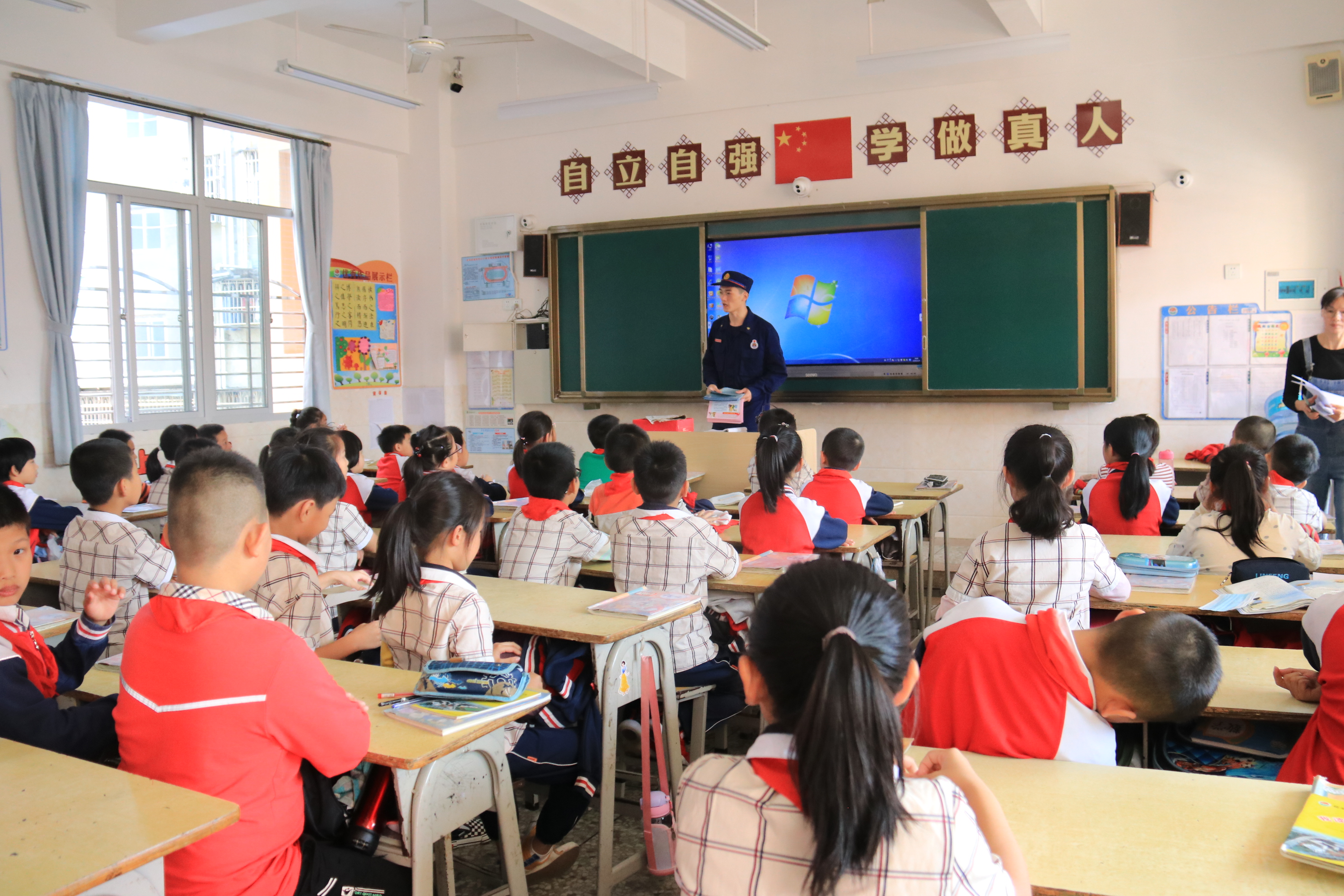 永定城关中心小学师生参加消防疏散逃生演练