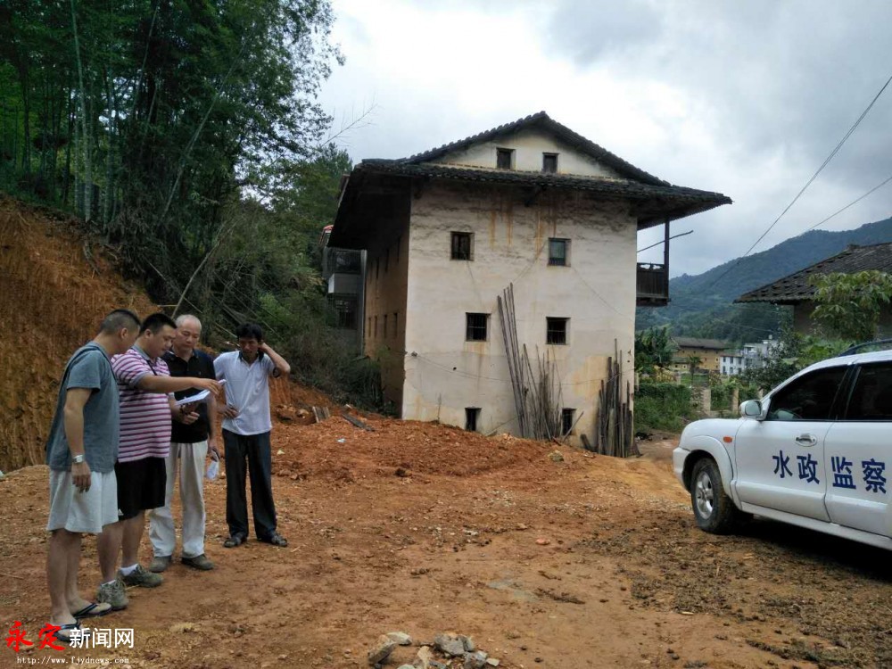 据初步调查,陈某涉嫌在龙潭镇铜联村河段倾倒弃土,渣土