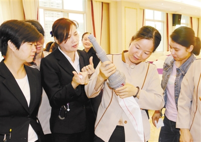 宣讲人员指导员工如何正确连接水带