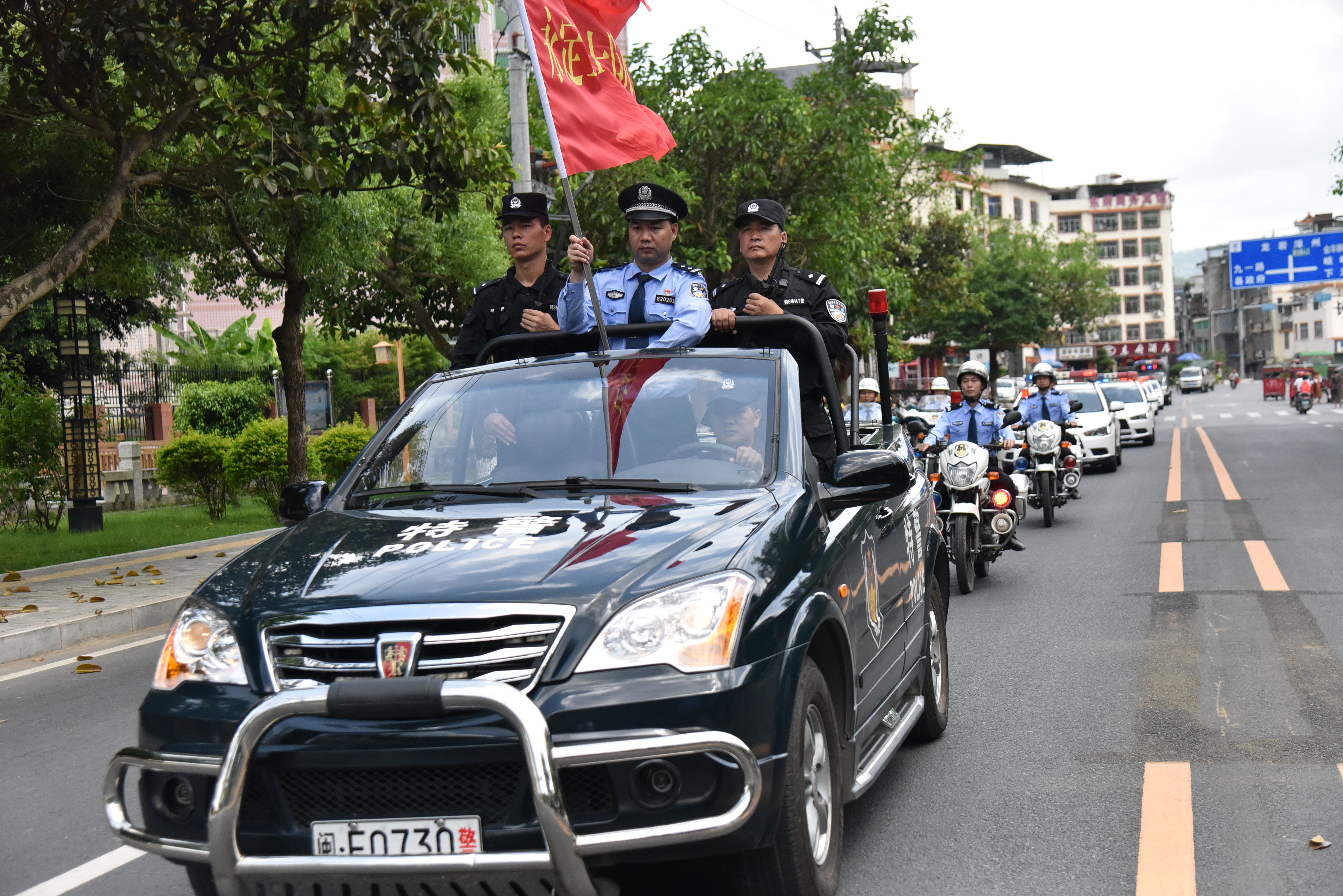 各警队警车从公安局出发,经南门街广场,九一路,沿河路,汽车站游行