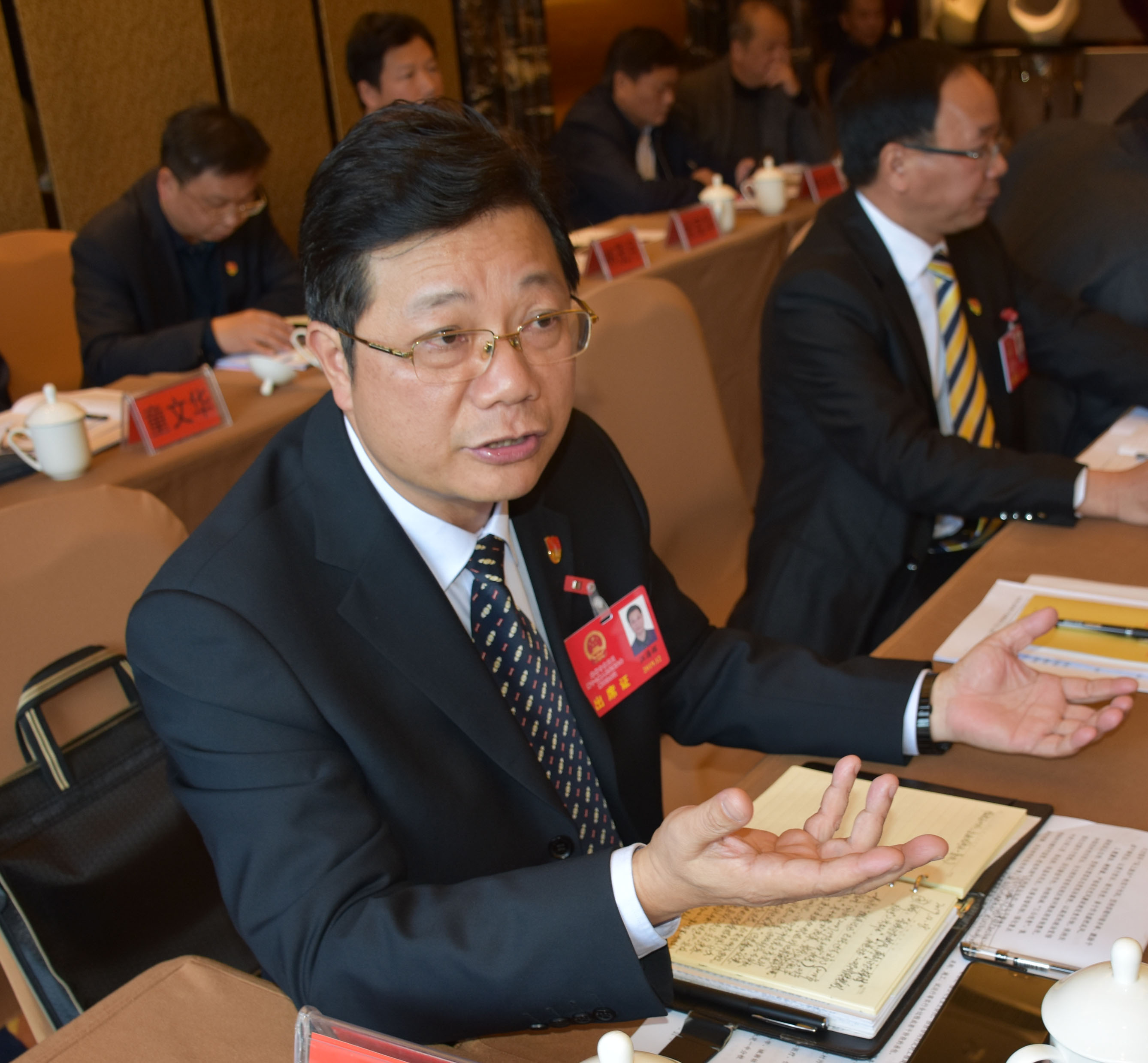 聚焦两会各人大代表团召开分组讨论会