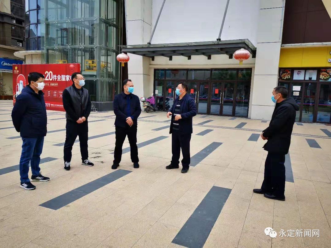 图为疫情防控期间,王文龙副区长深入房地产行业一线督导
