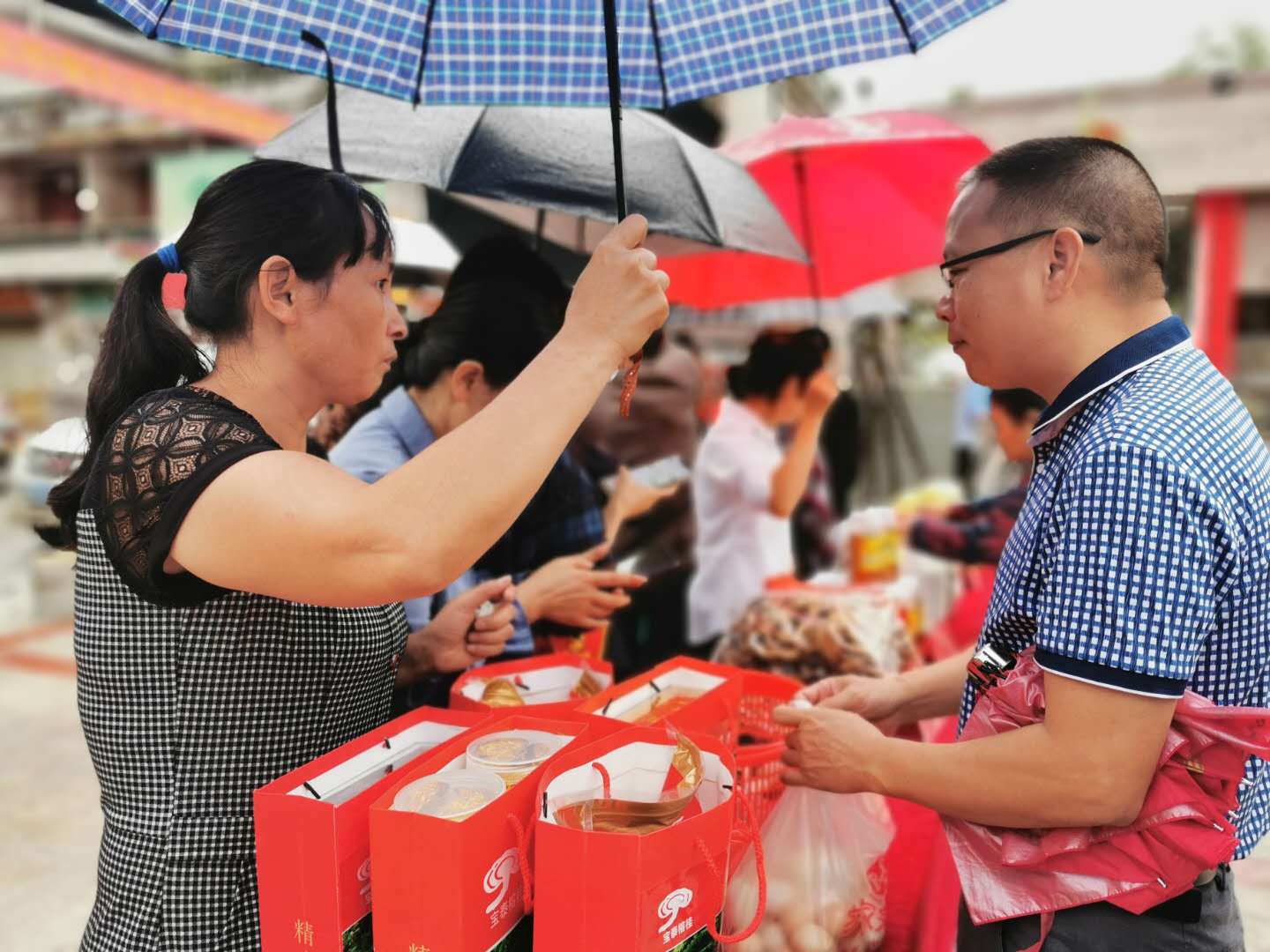 永定区抚市镇:扶贫干部变身"推销员" 为贫困户推销农产品