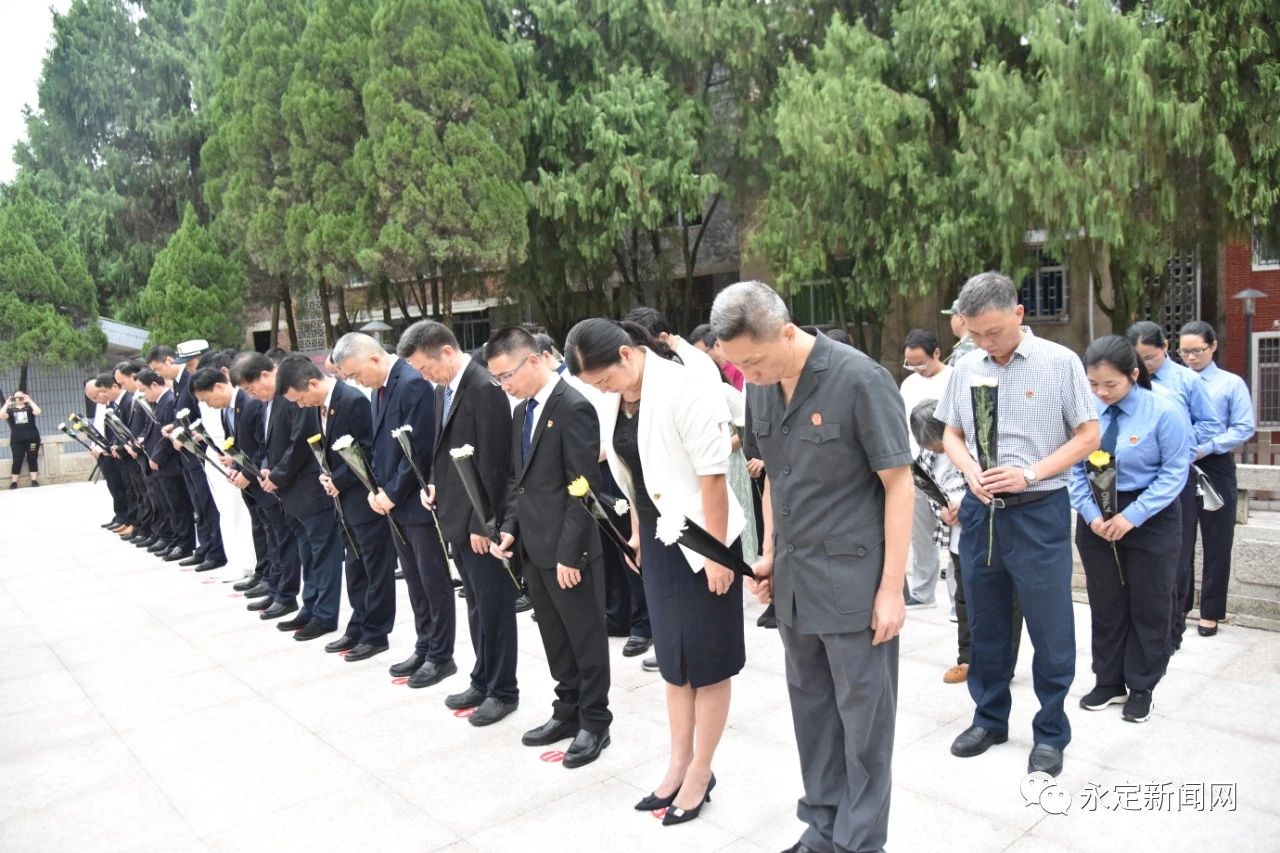 全体人员默哀三分钟