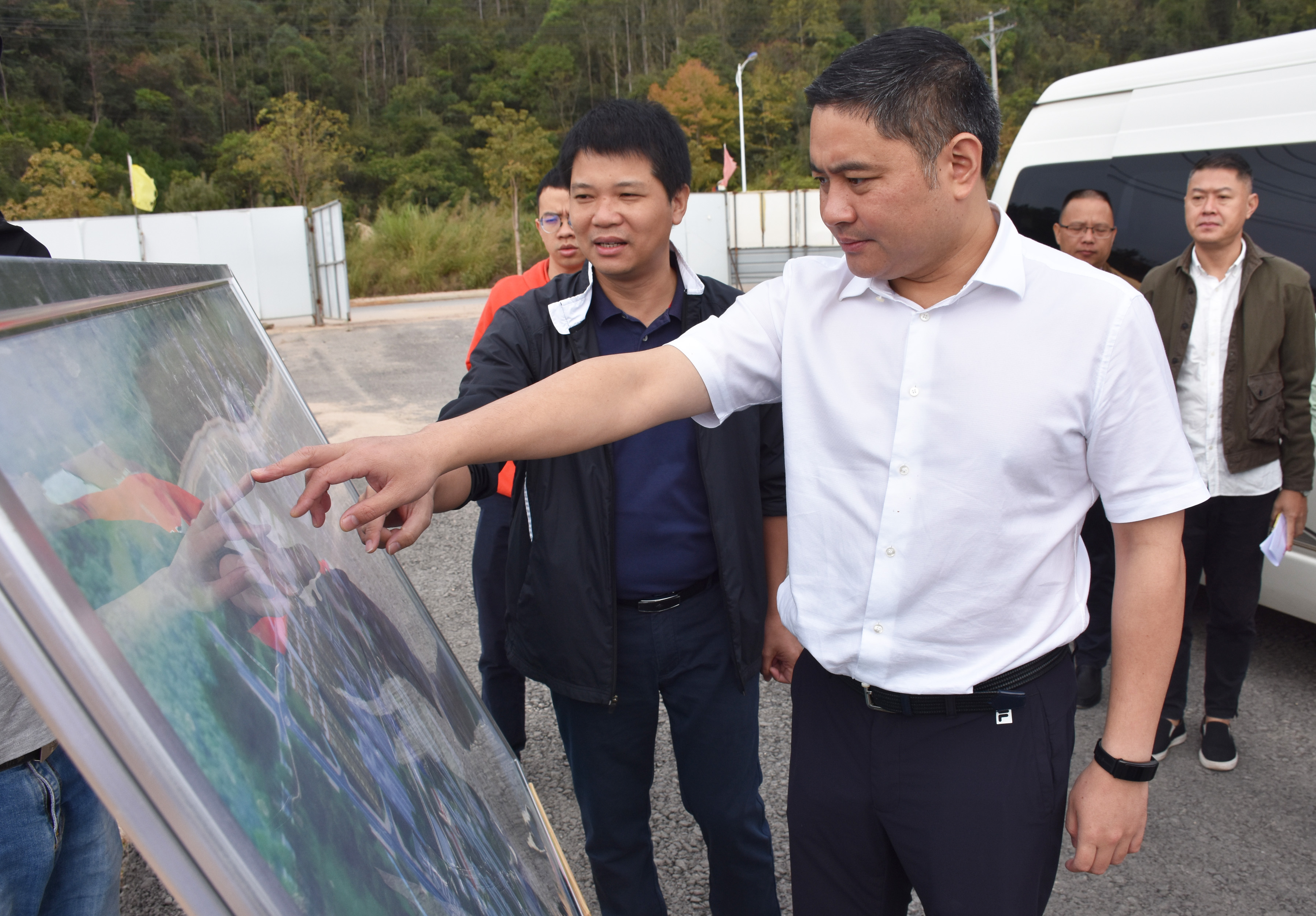永定区长调研工业园区重点项目建设工作