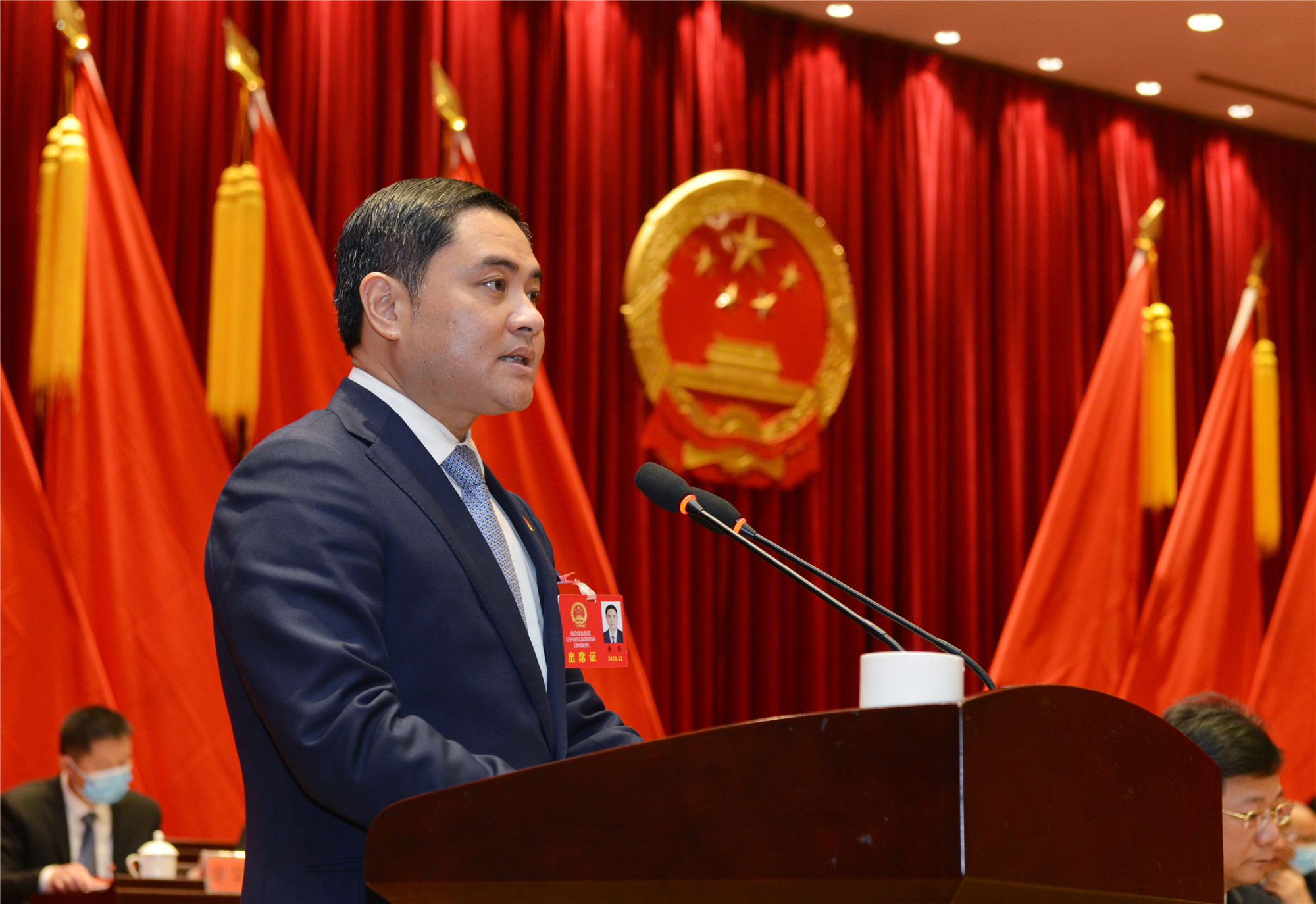 区长李强代表区人民政府向大会作工作报告