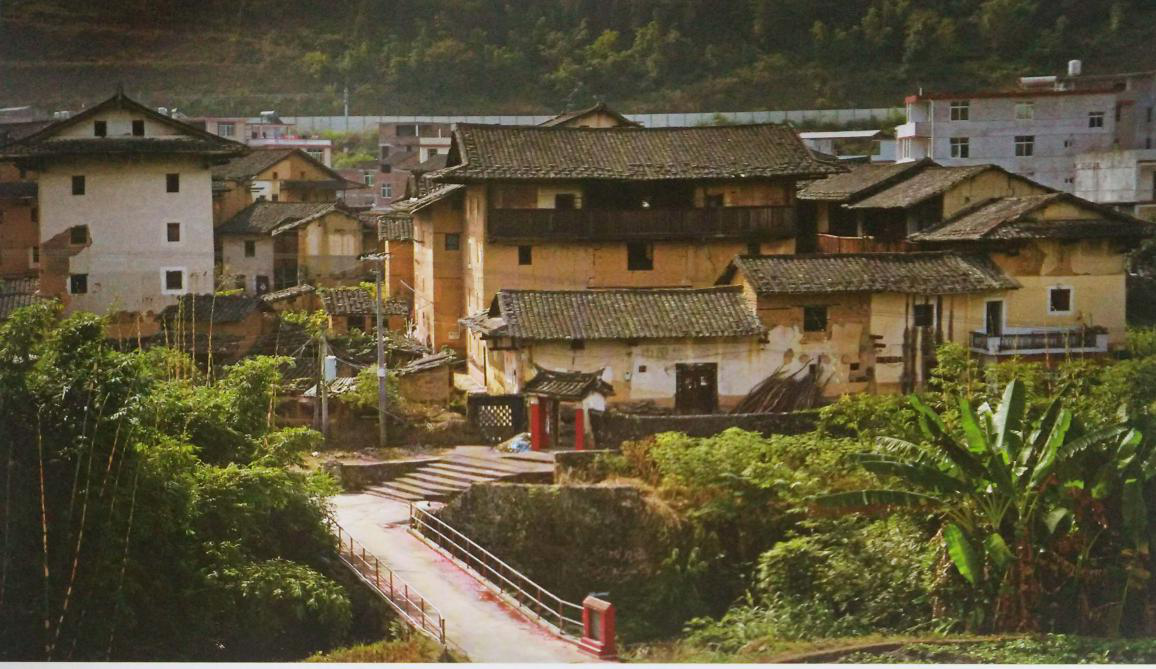 源自金丰大山由东南向西北逶迤急速而行的石坑溪,在石坑村口踅个弯