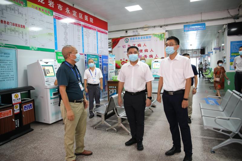 察看永定区医院察看区妇幼保健院李强,李宏泰一行先后来到永定区医院
