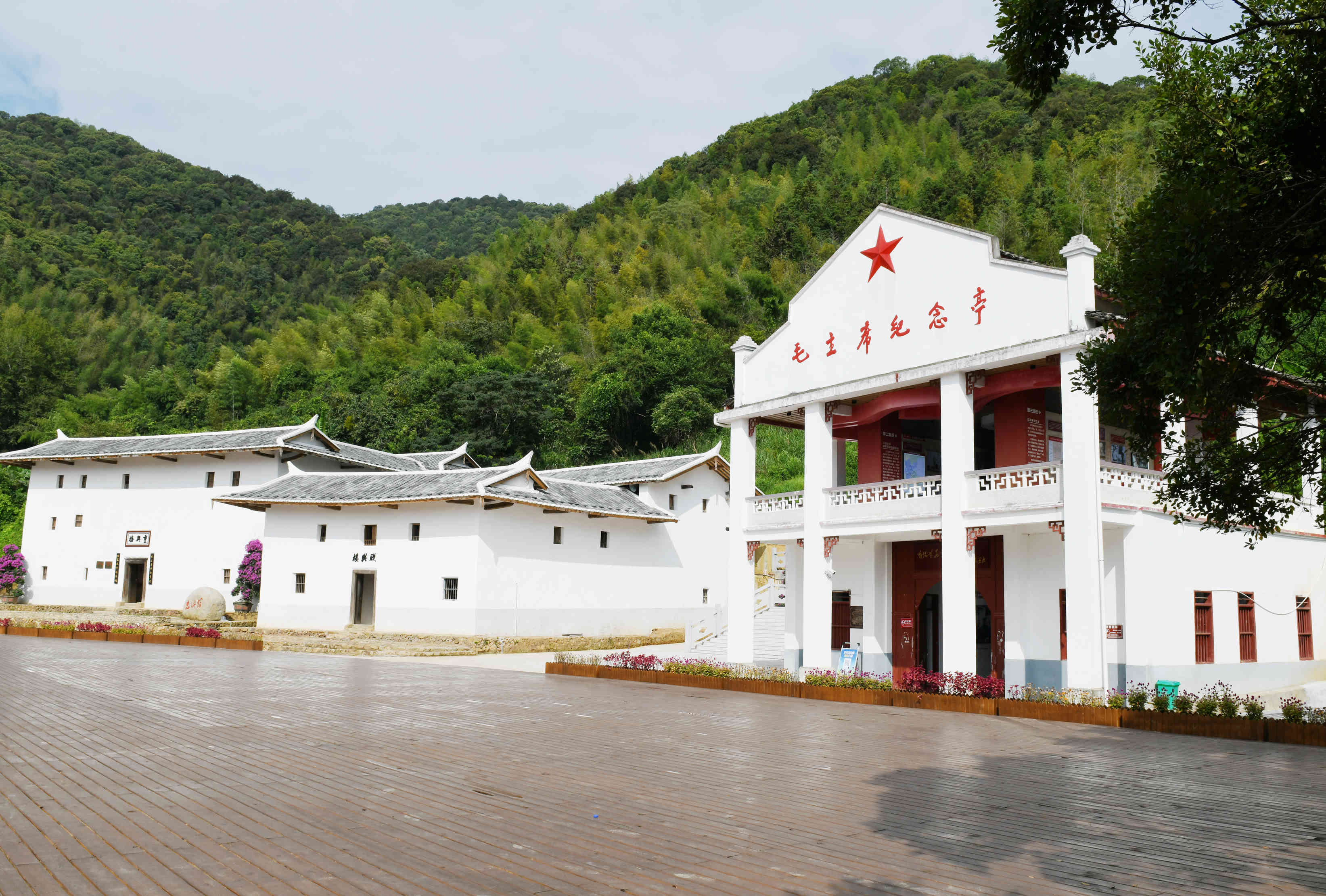 红旗不倒铁打岐岭文学采风活动走进永定岐岭镇