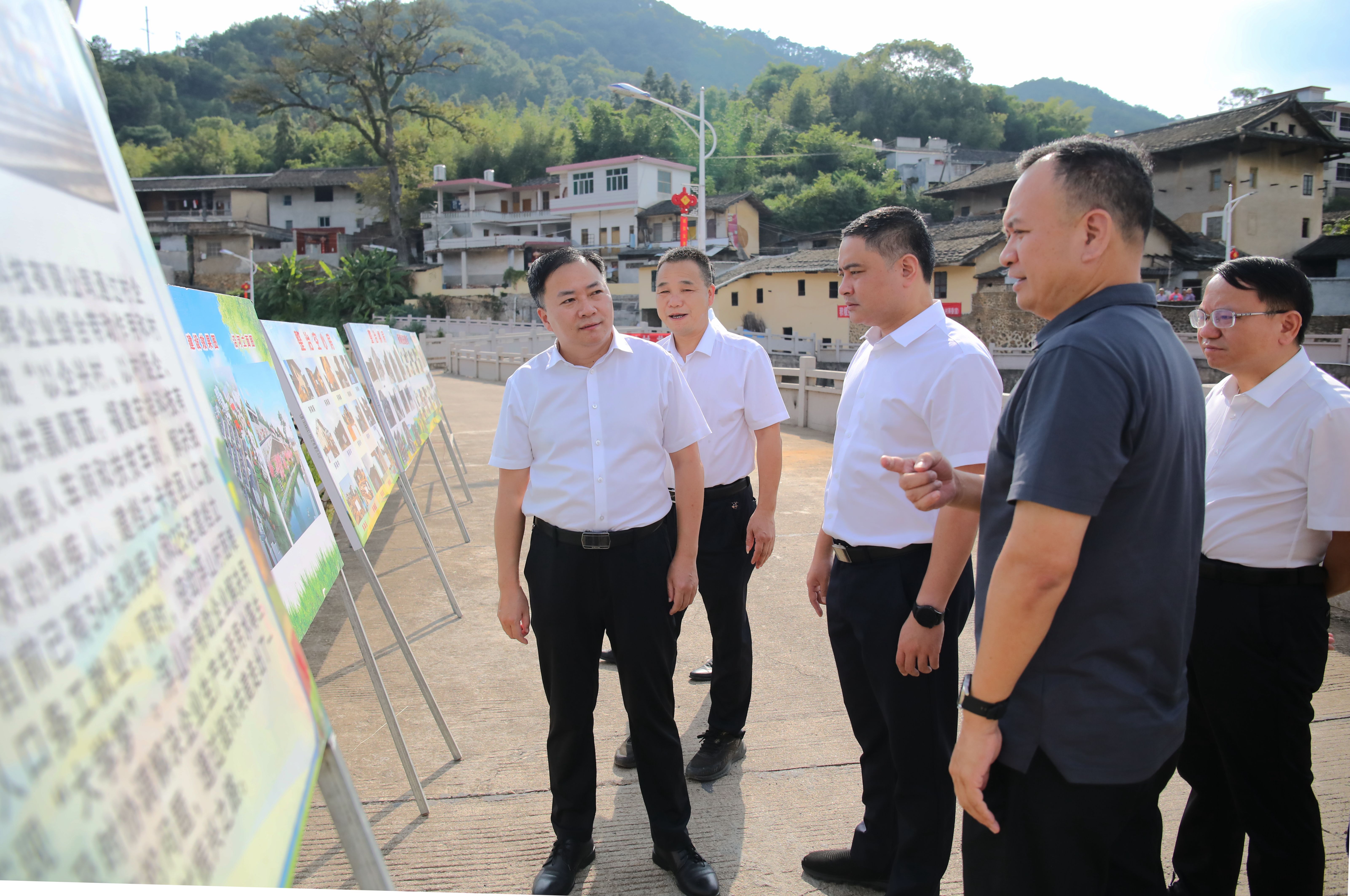 区领导李宏泰,袁伟天,兰光,王文龙,江海辉,罗天进,温福英