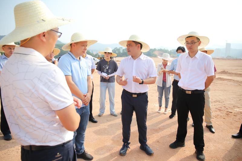 熊川 张河斌)9月29日上午,永定区委书记李强,代区长李宏泰带队调研