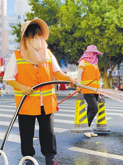永定区环卫工人对街道进行拉网式清扫