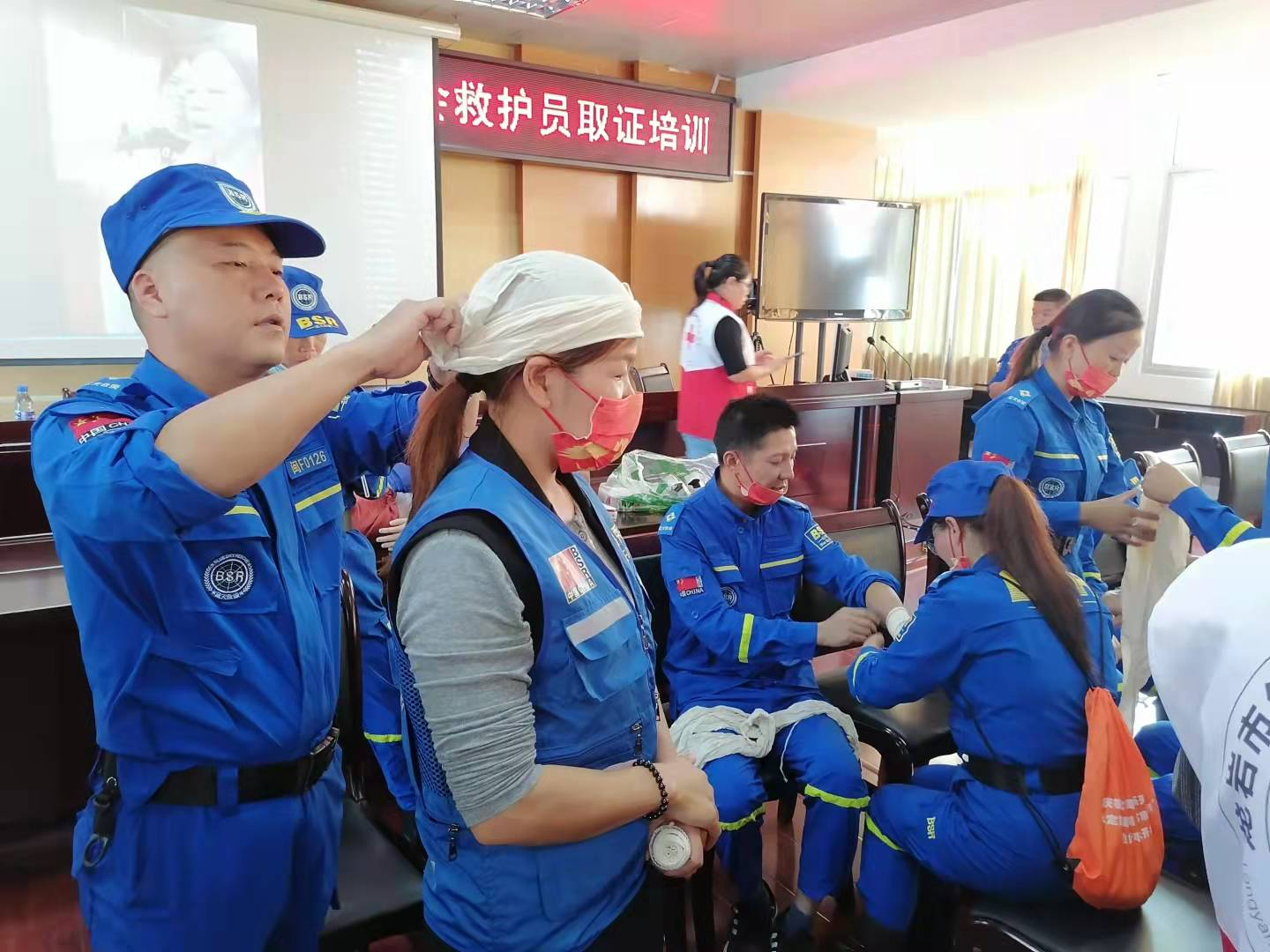 永定蓝天救援队参加红十字救护员取证实操培训