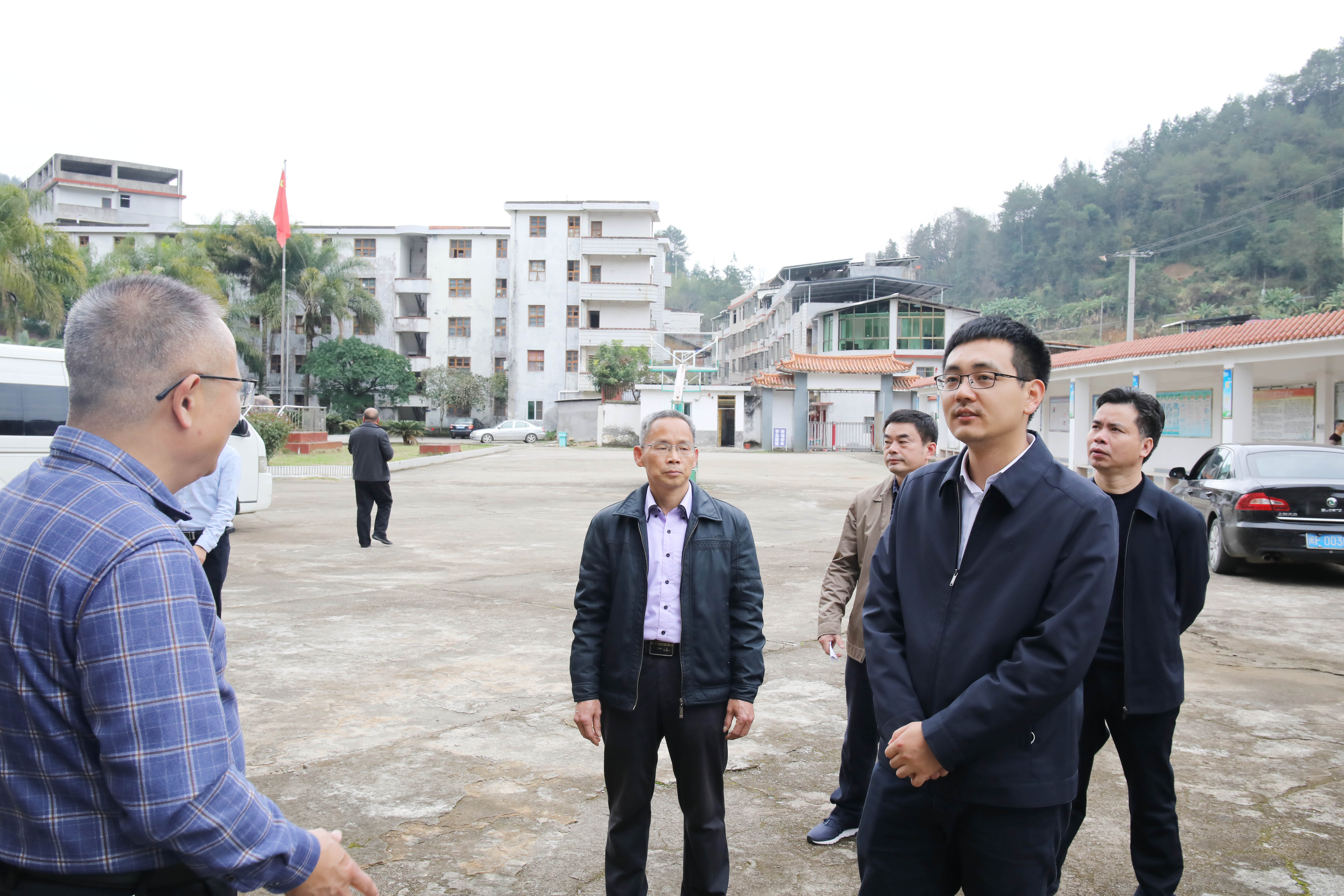 永定区领导调研乡镇教育和疫情防控工作