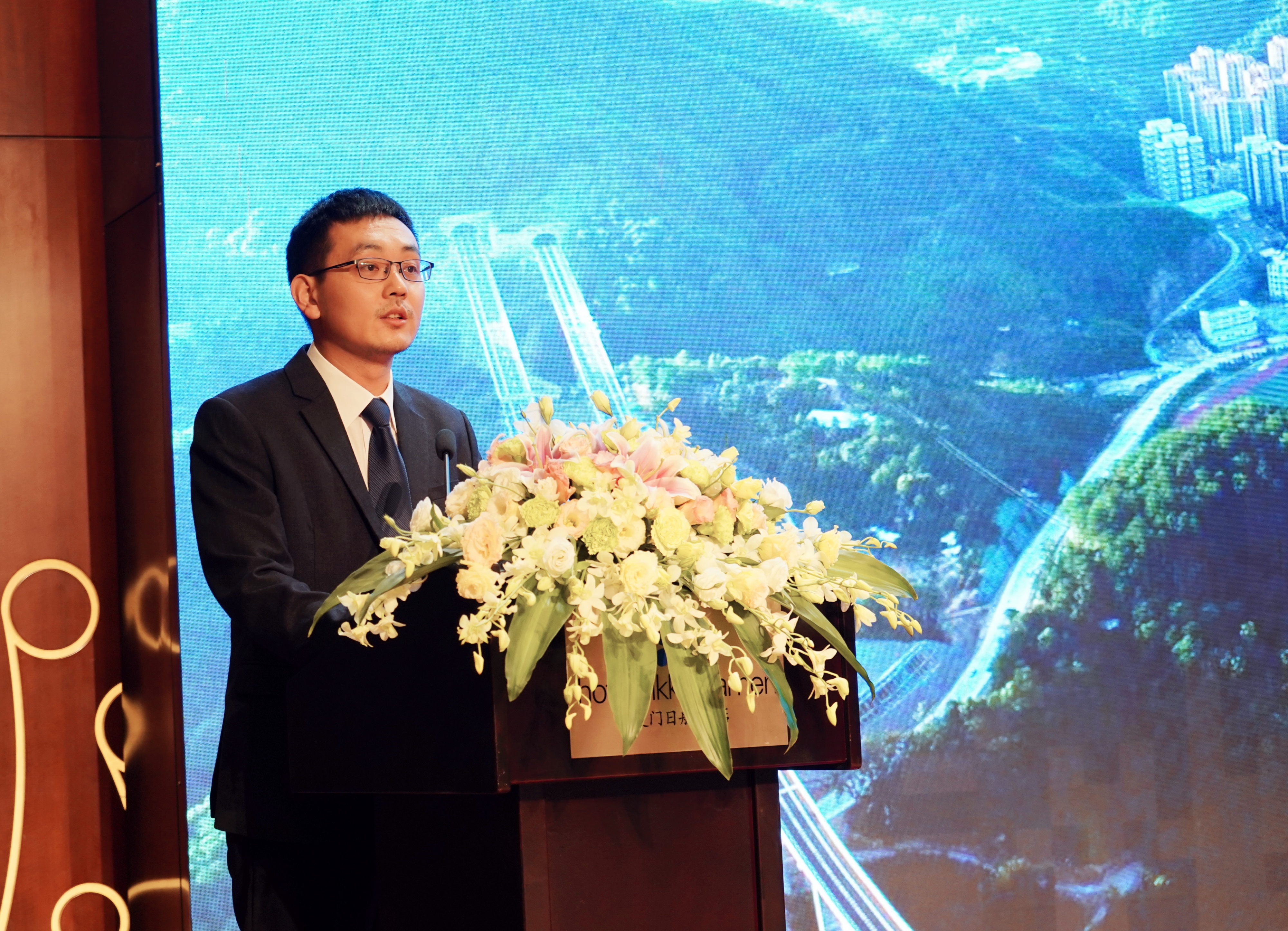 永定新闻网>时政新闻>正文内容洽谈会上,李宏泰代表永定区向现场企业