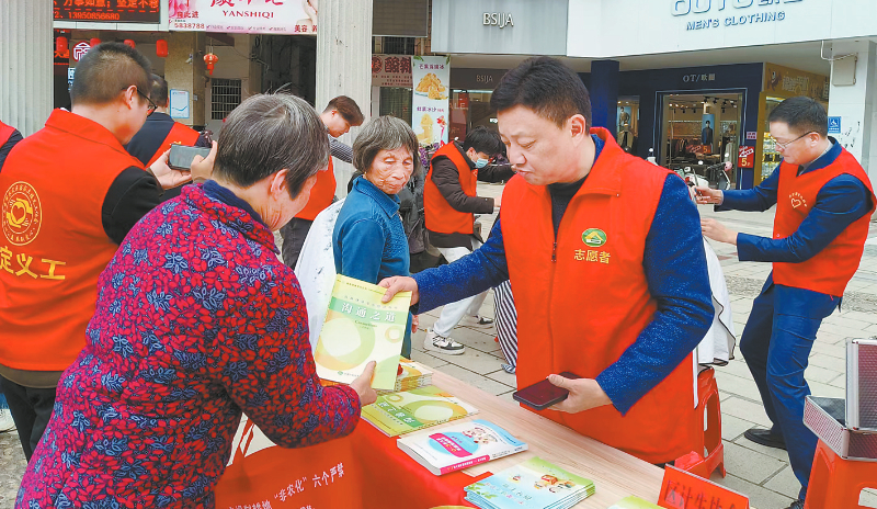 【闽西日报】永定区在南门街商贸广场开展"学雷锋"志愿服务活动【闽西